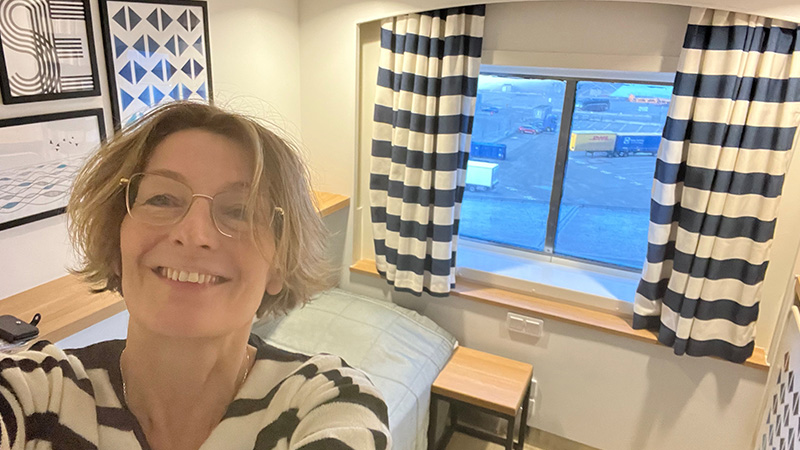 Läraren Susanne Nyman i hytten på färjan till Finland. 