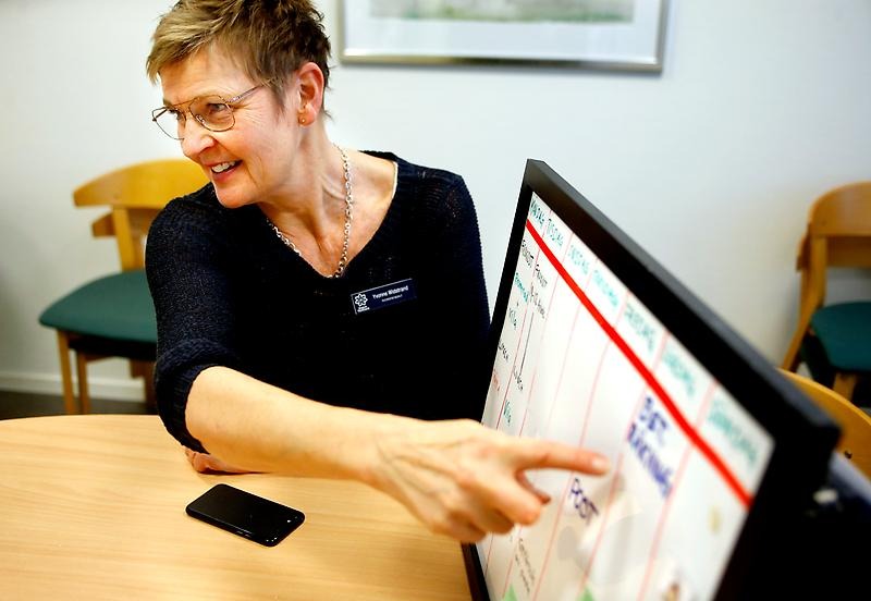 Arbetsterapeut Yvonne i sitt arbete