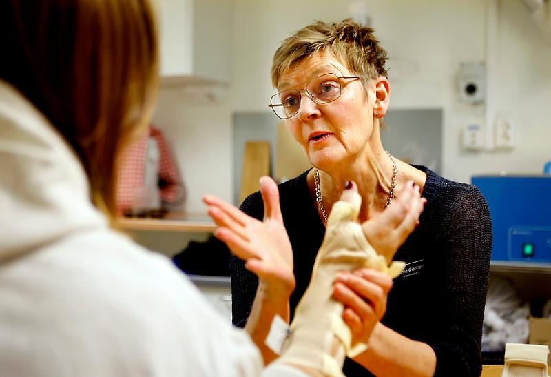 Arbetsterapeut testar skena