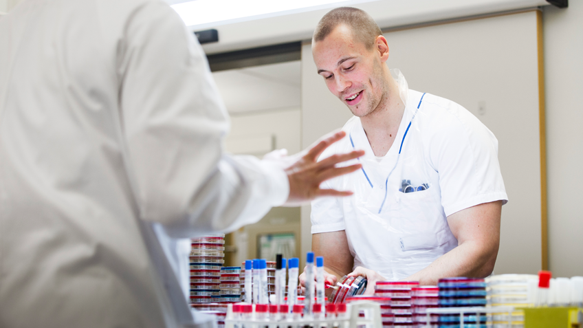 Vårdpersonal i labbmiljö.