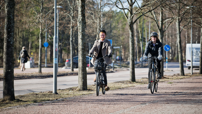 Två killar som cyklar i ett centralt område