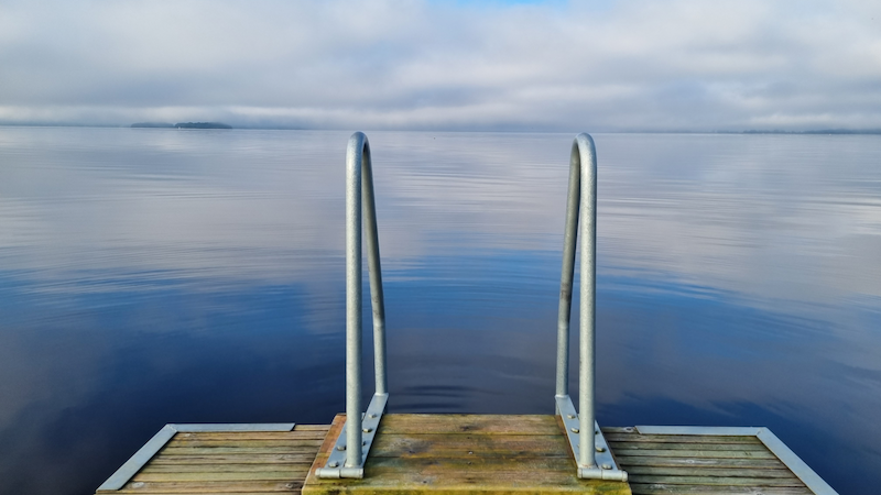 Stark sol över vatten