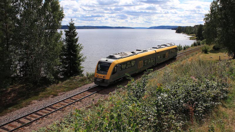 Tåg på Fryksdalsbanan i grönska