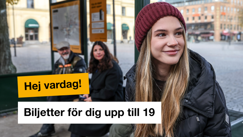 Person vid busshållplats i stadsmiljö, med två personer sittande i bakgrunden. Text: ”Hej vardag! Biljetter för dig upp till 19”.