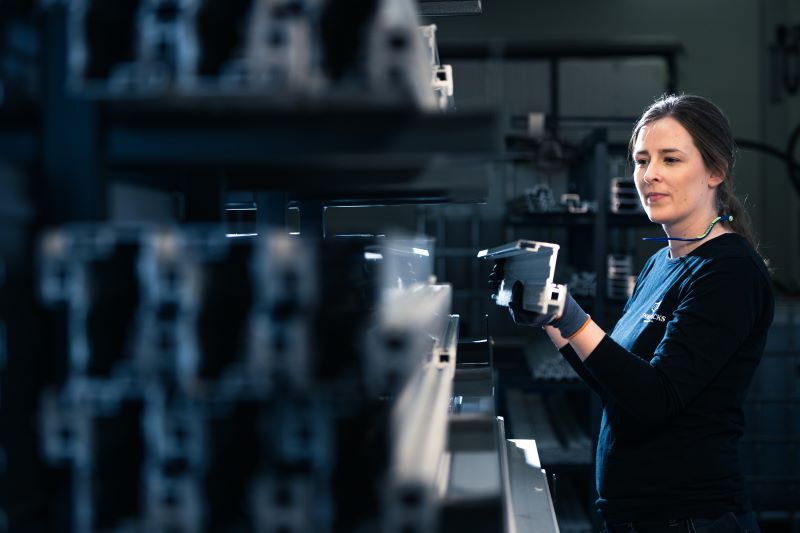 Kvinna i ett industrilager.