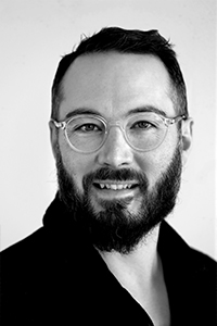 Svartvit ansiktsbild av Alexander Bergström.