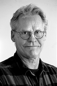 Svartvit ansiktsbild av Dan Wahlström.