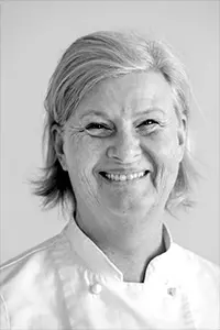 Svartvit ansiktsbild av Anna-Karin Ollenberg