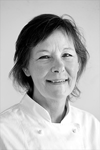 Svartvit ansiktsbild av Lena Larsson.