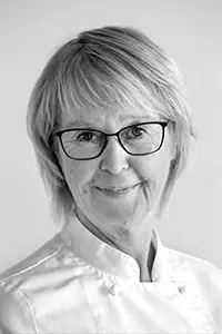 Svartvit ansiktsbild av Catarina Unge.