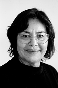 Svartvit ansiktsbild av Nelly Restrepo.