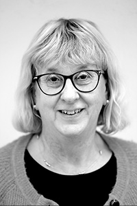 Svartvit ansiktsbild av Ann-Catrin Öberg.