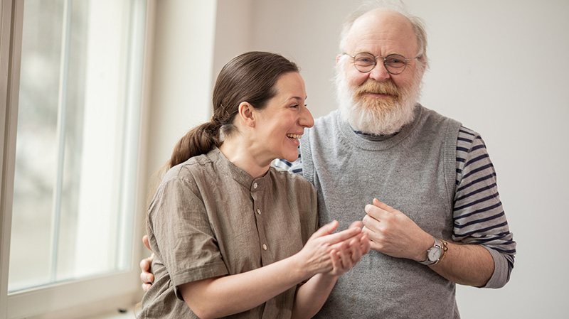 En man och en kvinna skrattar tillsammans