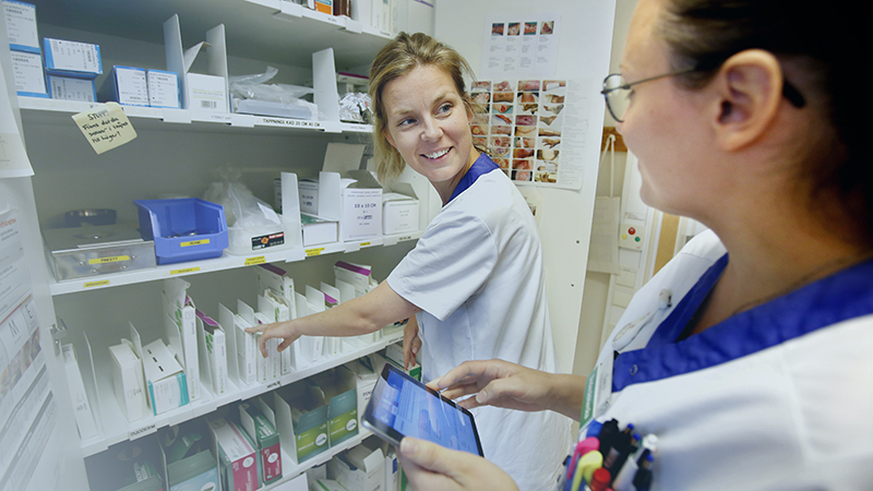 Två sjuksköterskor i ett förråd. 