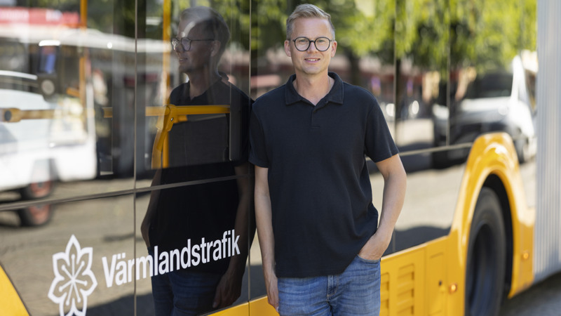 David Widlund vid en Värmlandstrafikbuss