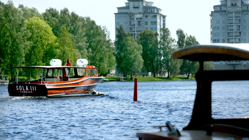 En båtbuss med namnet Sola 3 åker från Inre hamn
