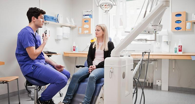 vuxen patient i behandlingsstol