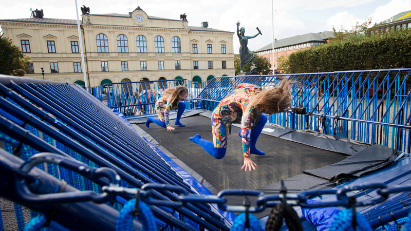 Två dansare på torget i Karlstad.