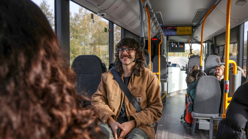 Man sitter ombord på buss