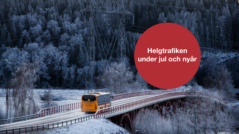 En buss som åker över en bro i bakgrunden syns skog som är täckt av snö. Till höger är en röd cirkel med texten Helgtrafiken under jul och nyår. 