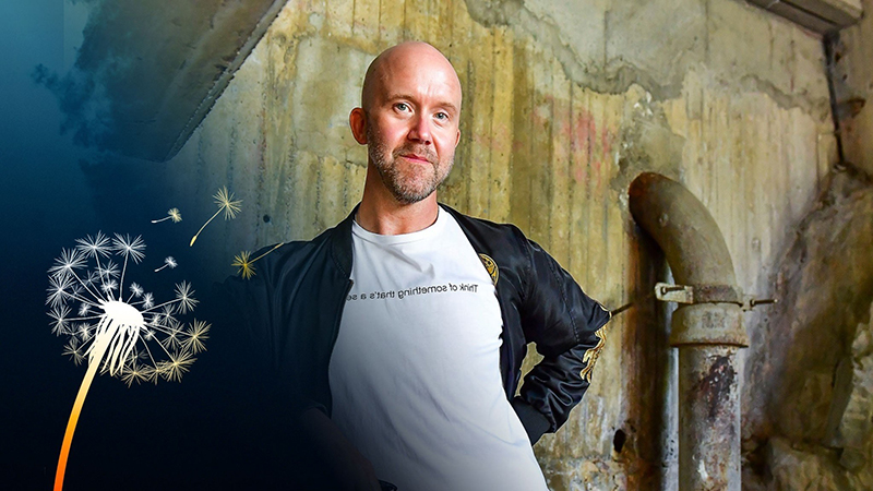 Carl Olof Berg poserar framför en betongvägg