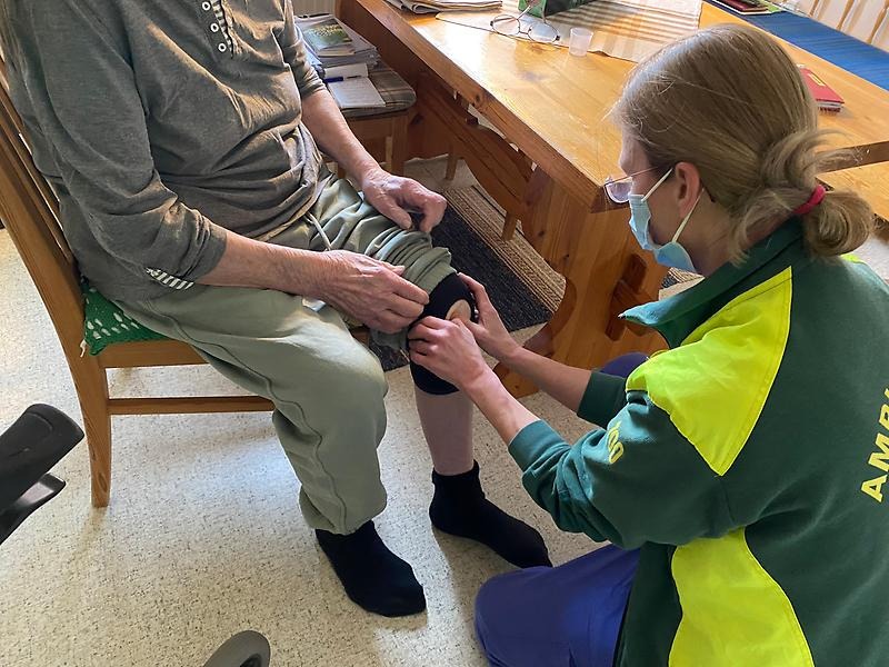 Mobila akutläkaren Ingunn Granum kollar Mariannes knä.