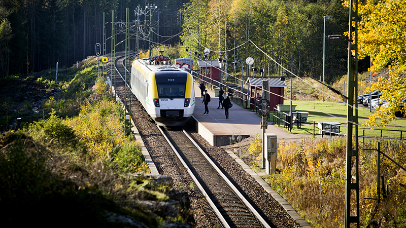 Tåg har stannat vid en hållplats.