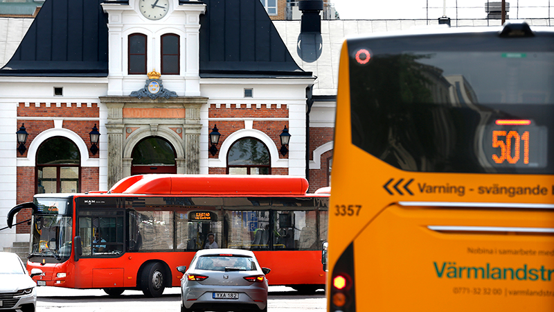 Bussar i stadsmiljö i Karlstad