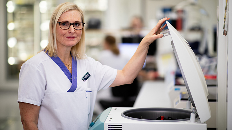 Porträtt i labmiljö.