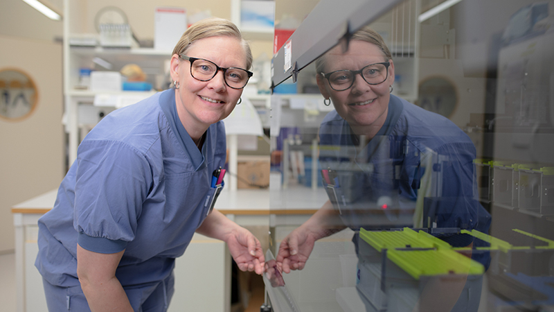 Porträtt i labbmiljö.