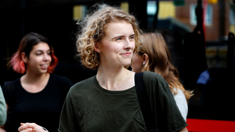 Tre glada personer framför en stadsbuss i Karlstad.