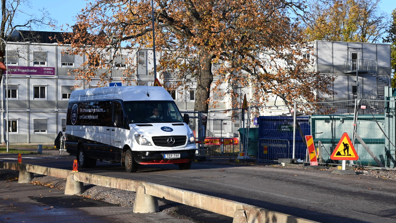Vit buss kör i byggområde vid Centralsjukhuset i Karlstad