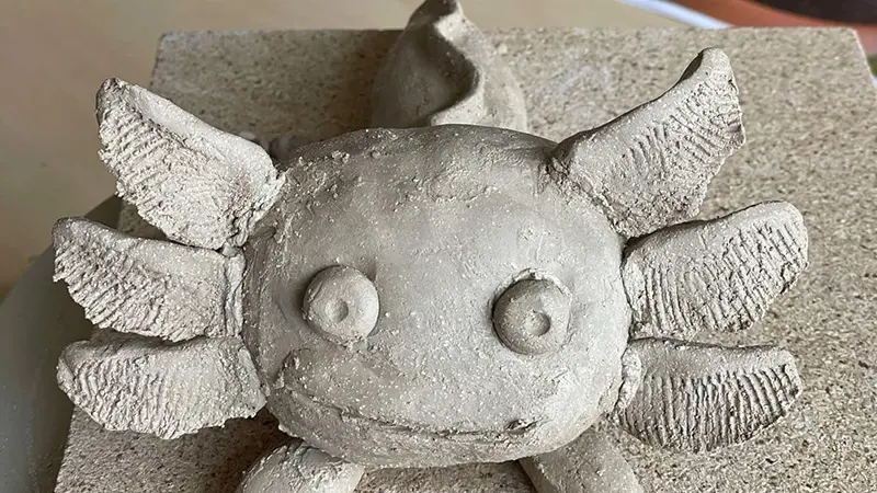Lerskulptur i formen av ett glatt djur