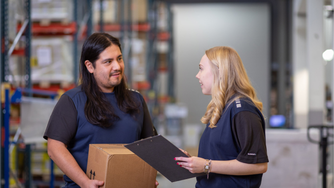 Ung man och kvinna i lager.