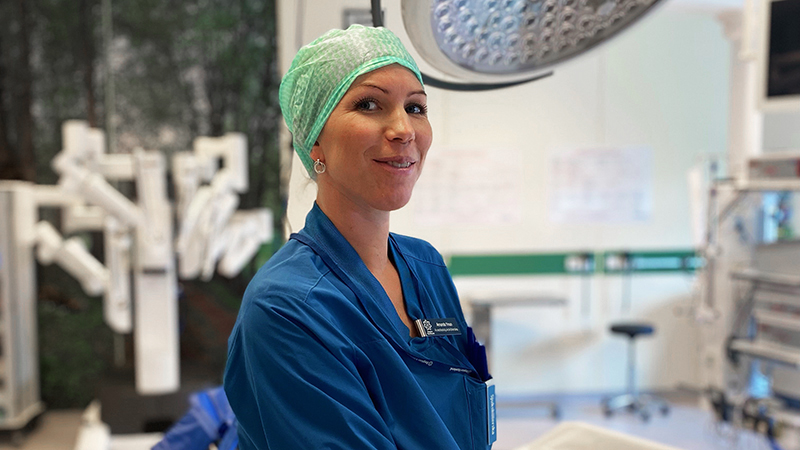 Porträtt på en kvinna i vårdkläder.