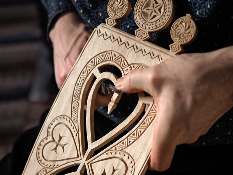 Två händer som slöjdar