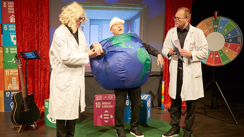 Affisch för teatern Världens show med Kunskapsteatern
