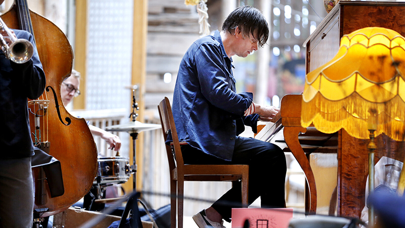 Spelar piano på Alma Löv.