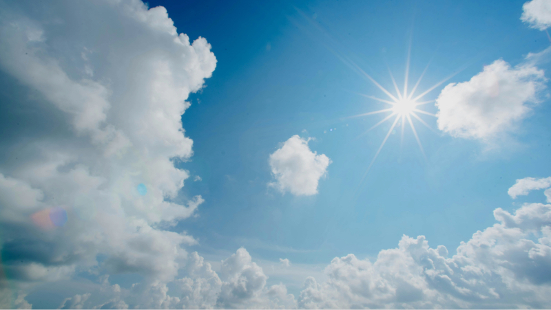 Sol mot blå himmel