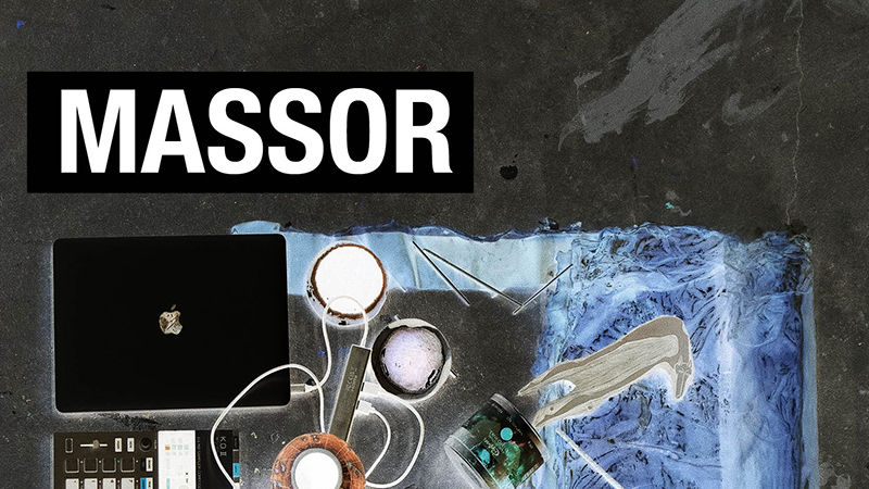 Grå bakgrund med collage av bilder och texten "MASSOR" på svart färgplatta.