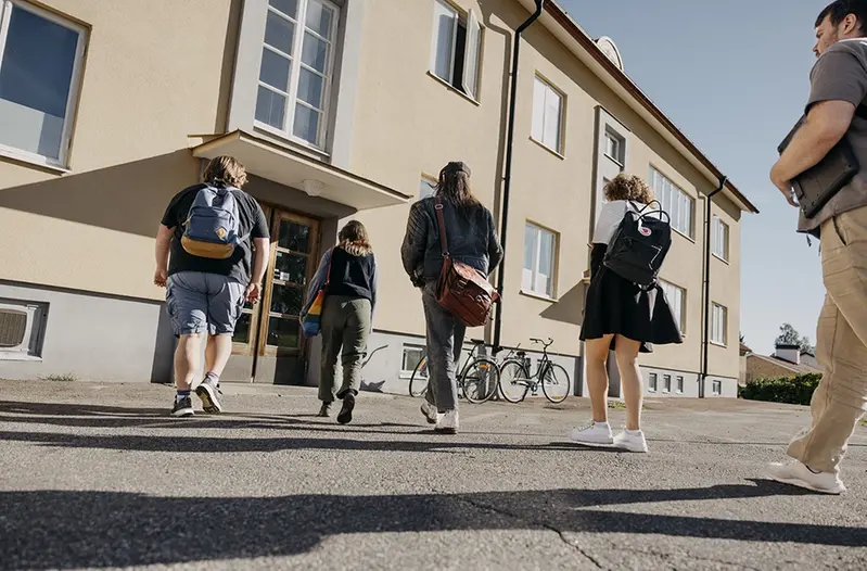 Elever på väg in i skola