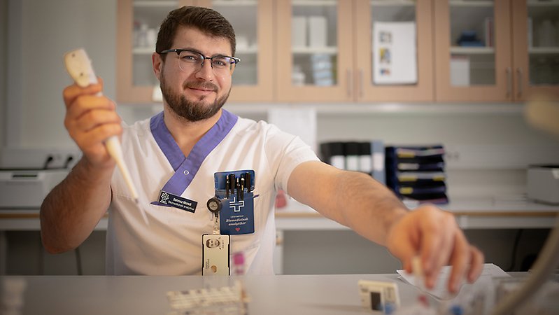 En biomedicinsk analytiker med provrör.