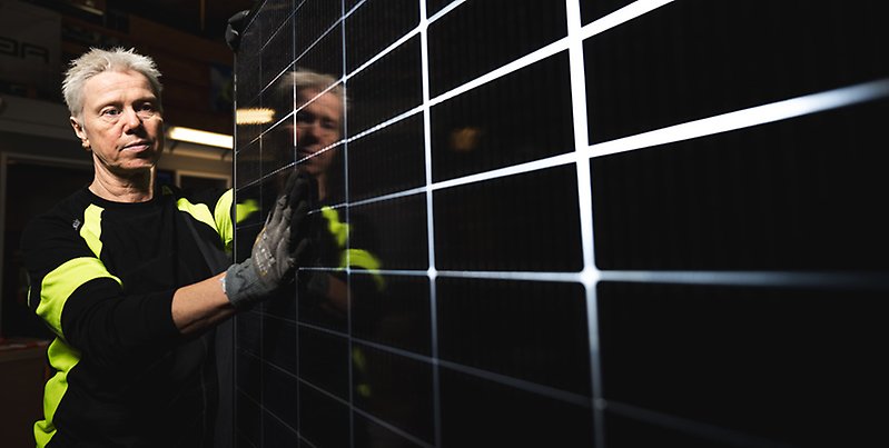 Man inspekterar solpanel.