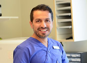 porträttbild på Ary på jobbet