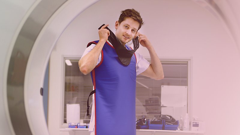 Röntgensjuksköterska tar på sig skyddsutrustning.