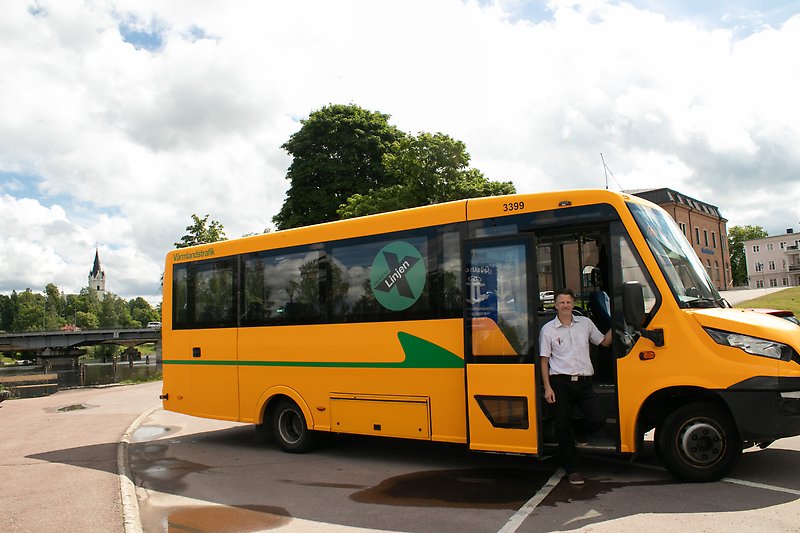 Buss med förare vid ingången.