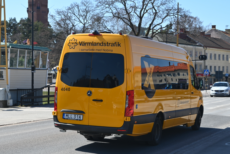 Gult X-linjenfordon kör på väg i Säffle