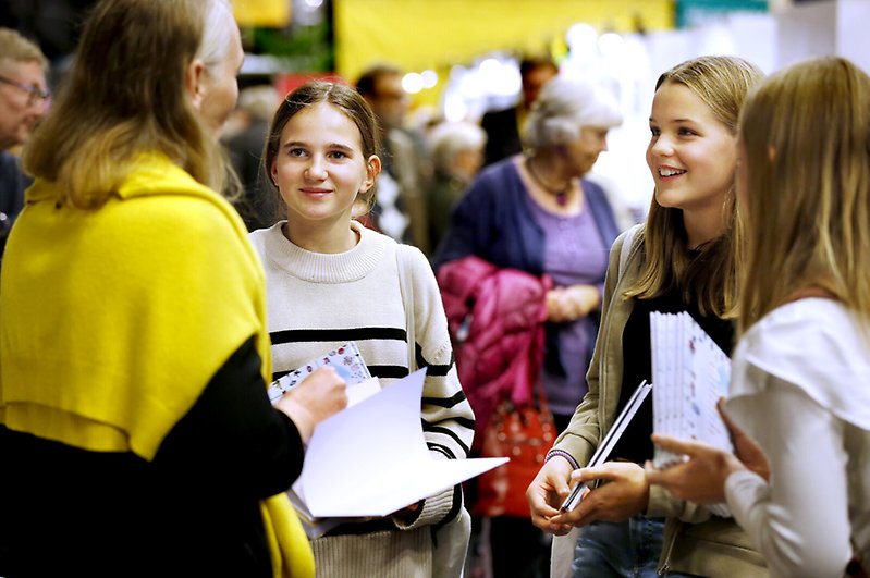 Ungdomar med böcker i händerna.