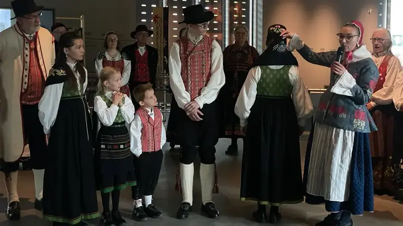 En grupp människor klädda i bunader.