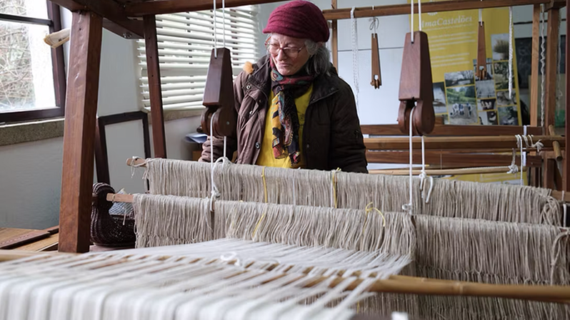 Kvinna väver lin.